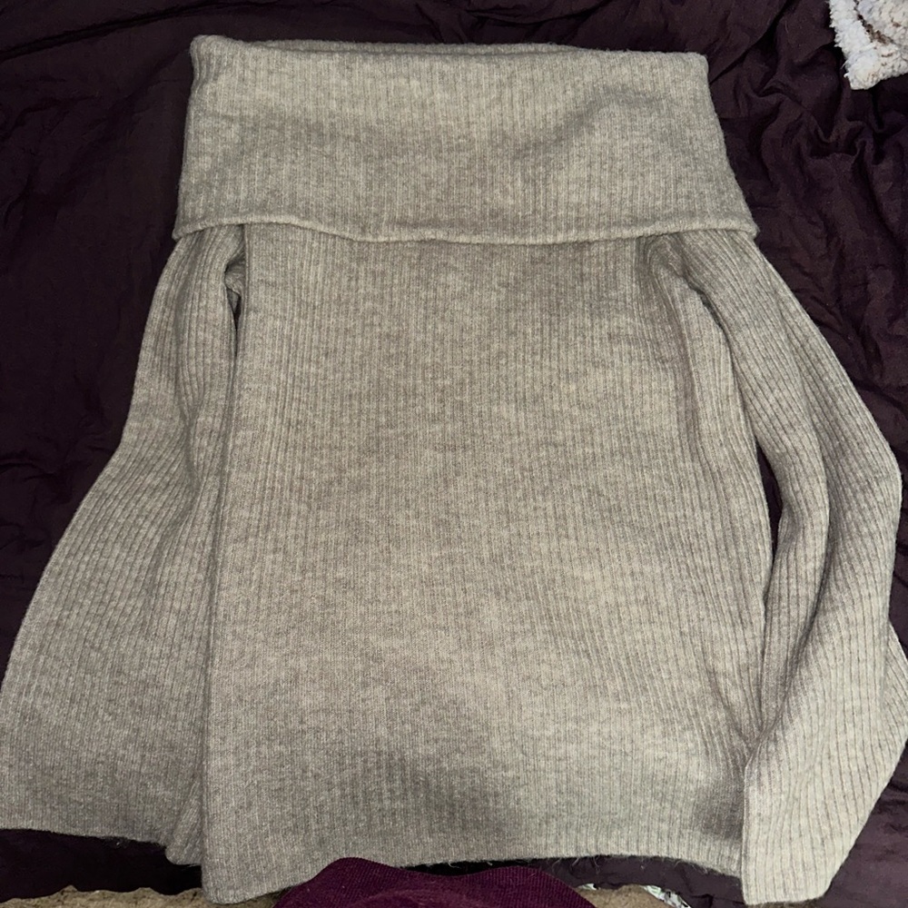 H&M Beige Heavy knitwear cozy ribbed off-shoulder sweater
Size- Medium
